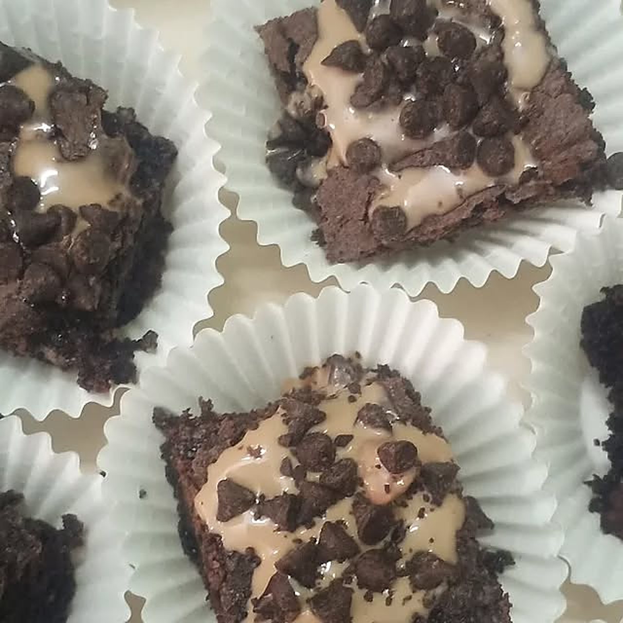 Brownie cups with chocolate chips